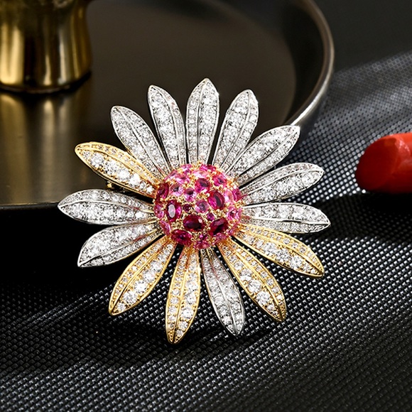 Dazzling Gold and Silver Daisy Brooch - Picture 1 of 4
